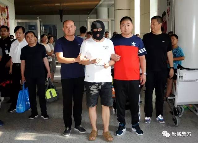 7月2日下午,邹城市公安局专案组民警将潜逃15年之久的故意杀人上网