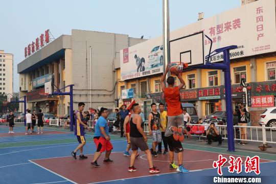 180万人口的阜新经常参加篮球运动的人数达到了70万之众。图为市民在户外进行篮球运动。 沈殿成 摄