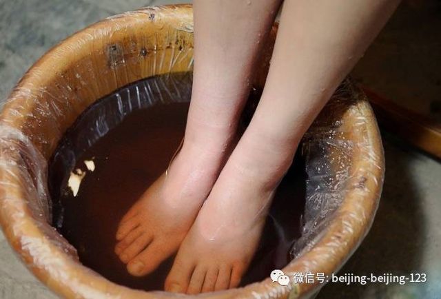 夏天用什么泡脚去脚气 a7p8rg8806009401619.jpg
