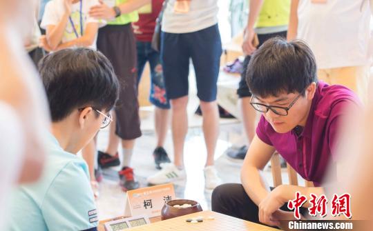 柯洁在当天比赛中豪取22连胜。 国旅 摄
