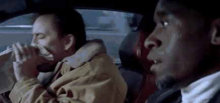 在那个时空中,他没有和凯西分手,他有家,有孩子,有好朋友,是个周围都