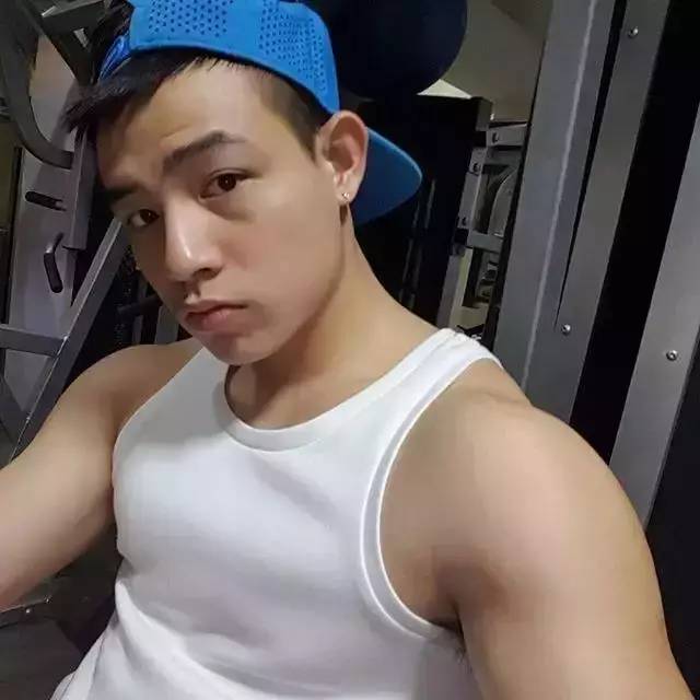 微笑温暖可人的朱古力腹肌男生
