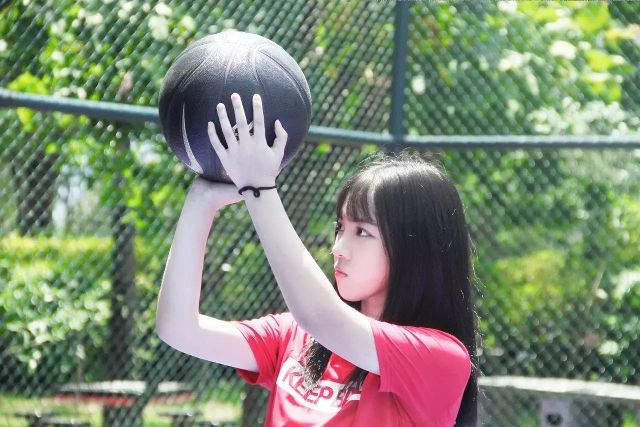 ballgirl|这个女生自带投篮包还能玩shamgod!