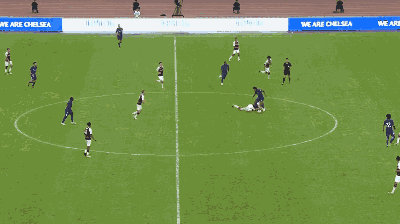 上半场第 40 分钟,巴舒亚伊直传,威廉晃开防守队员后起脚攻门,皮球击