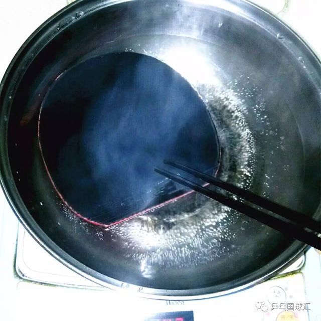 把乒乓球套胶放在锅里煮,会发生什么?