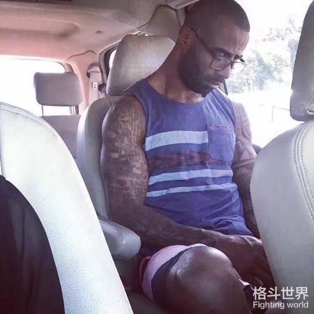 膝之后,倒地痛苦地叫了出来,并且在顶中的那一刻手有下意识去触碰裆部