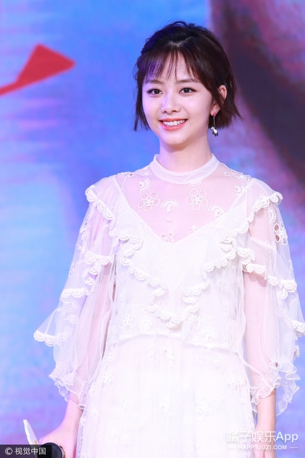 《浪花一朵朵》谭松韵换新发型,穿纯白蕾丝裙