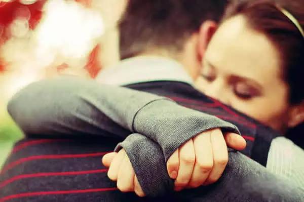 一个瘦男抱个胖女人猜成语_一个胖女人变瘦的动图