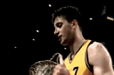 他们也是自1987年 欧冠篮四强赛改制之后 仅有的三连冠得主 他个人也