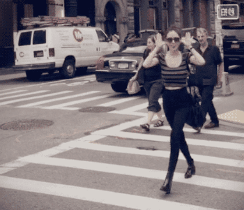 长腿细腰,身段轻盈 穿背带裙骑平衡车的样子 或许,真的只有16岁?