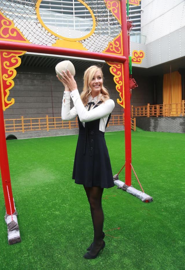 瓦尔加参观潍柴动力!中超最美女友:美艳不可方