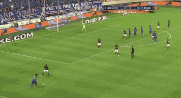 gif-曹赟定45度传中,莫雷诺头槌弹地球入网-体育频道
