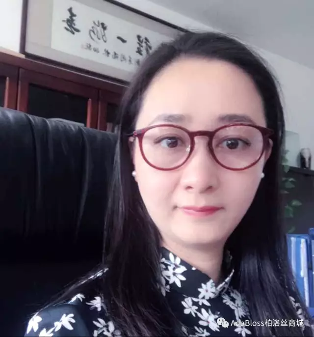 (图为秀水街秘书长胡文莉女士与柏洛丝)