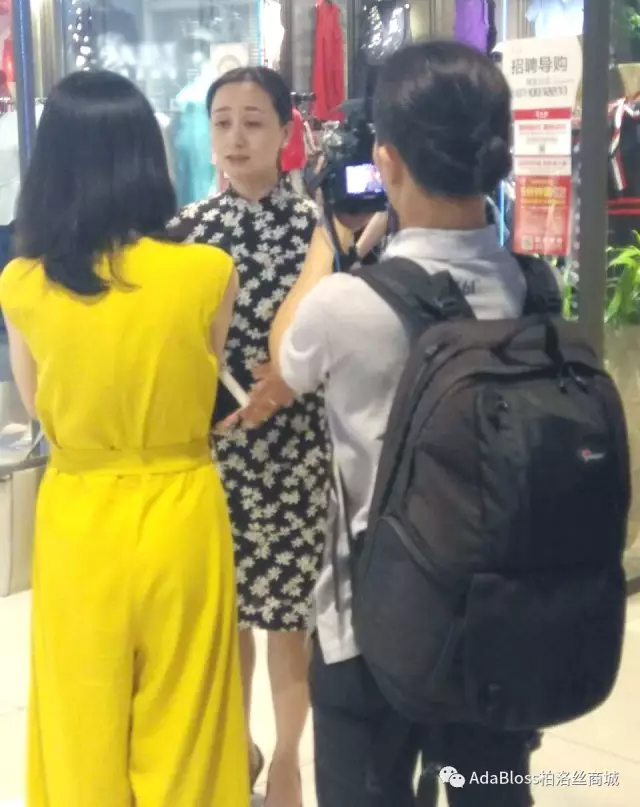 (秀水街秘书长胡文莉女士身穿柏洛丝接受央视采访)  创始人连女士的