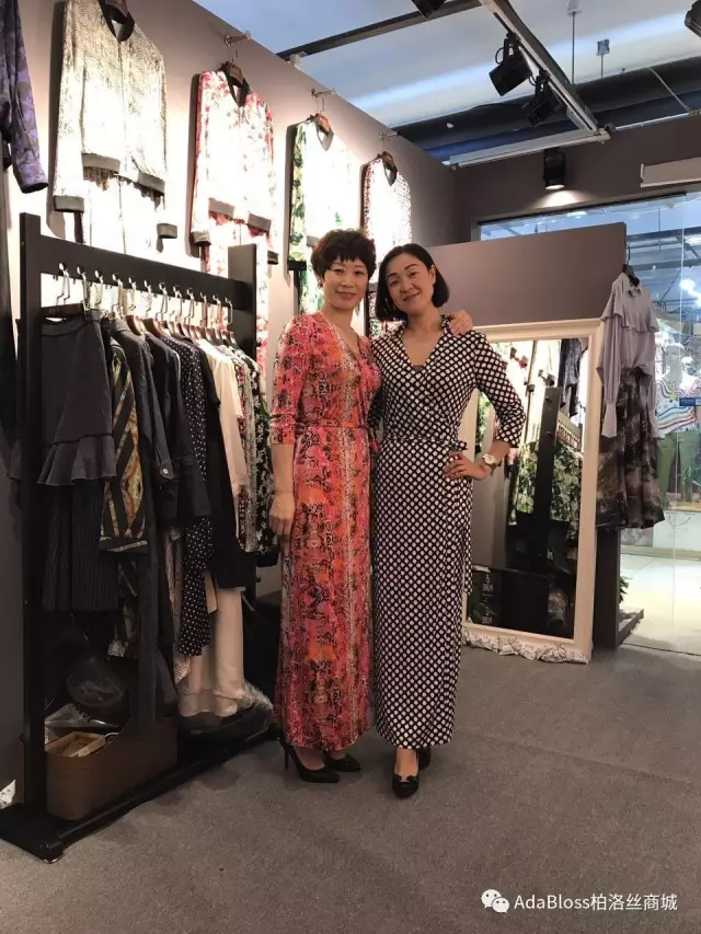 并为一同出席本次开幕的秀水街秘书长胡文莉女士做了详细的产品讲解