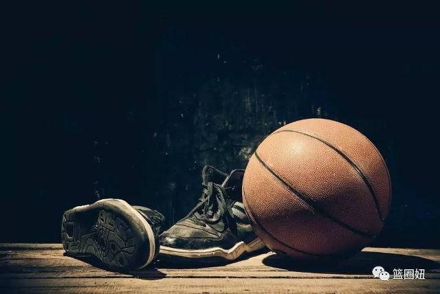 你发现原来篮球比你想象的还要孤独 也许篮球就是一场孤独的旅行 但