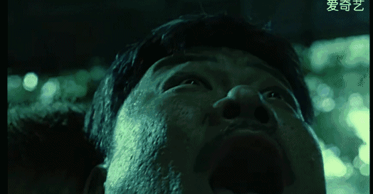 多年帮助伟的同组组员林肥被鹏残忍杀害,而他却只能看着不能奈他何.