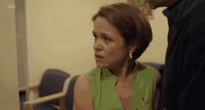 听到这个消息,梅尔整个人像坏掉了一样,她忘了时间,忘了哭泣