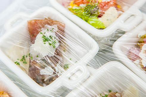 微波炉加热食物时,能不能加保鲜膜?丨1分钟科