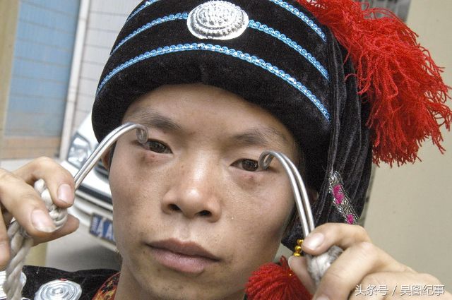 这是贵州松桃苗族奇人杨光合,从个头看他是一位不很适合比力量的男人.