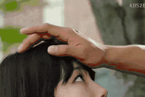 《霜花店》里, 赵寅成和懵智拍吻戏.