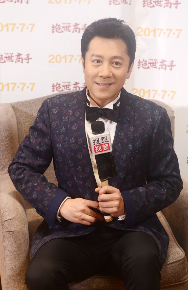 蔡国庆说他这张脸长期养成的表情状态,就是30年春晚的表情状态——