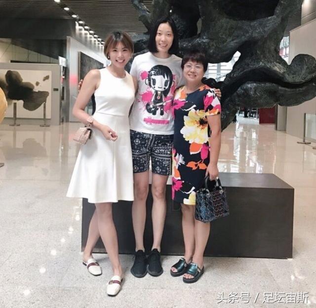 朱婷现身医院治伤,女排2队长聚首,女排黑富美携手朱婷征战日本-体育