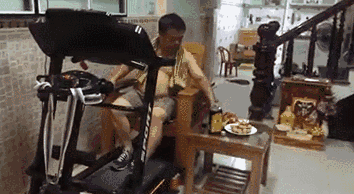 ▼ 小伙直臂下压这动作也太销魂了 , 直接练起了公狗腰.