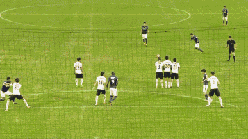 gif-敲山震虎!刚开场王栋任意球中柱-体育频道-手机搜狐