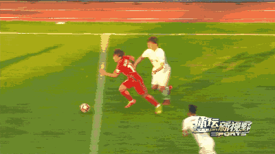 85 分钟,延边富德队员崔仁在边路拿球,刚刚通过中线,储今朝阻挡犯规