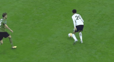 第55分钟,凯恩禁区射门击中横梁.