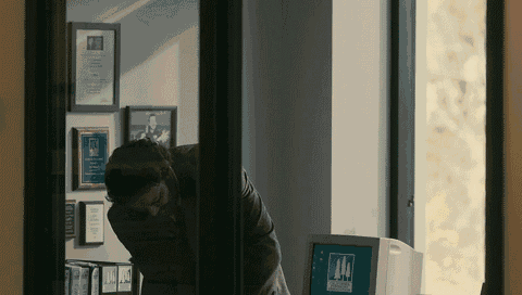 秘书拿着刚寄来的快递到办公室,老板也不知道是谁寄的,但还是 毫不