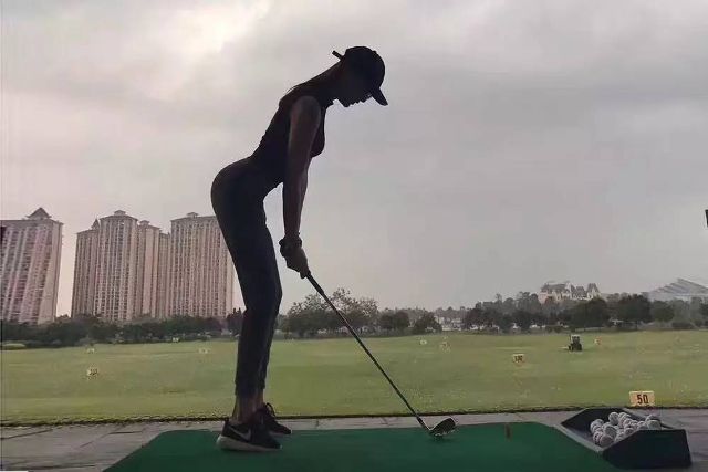 对于高尔夫球爱好者而言, 根本就不需要去健身房就能拥有: 完美的人体