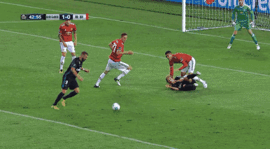 第16分钟,克罗斯开出角球,门前卡塞米罗头球攻门击中横梁.