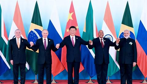 9月4日,金砖国家领导人第九次会晤在厦门国际会议中心举行。国家主席习近平主持会晤并发表题为《深化金砖伙伴关系 开辟更加光明未来》的重要讲话。南非总统祖马、巴西总统特梅尔、俄罗斯总统普京、印度总理莫迪出席。这是金砖国家领导人集体合影。(图片来源:新华社)