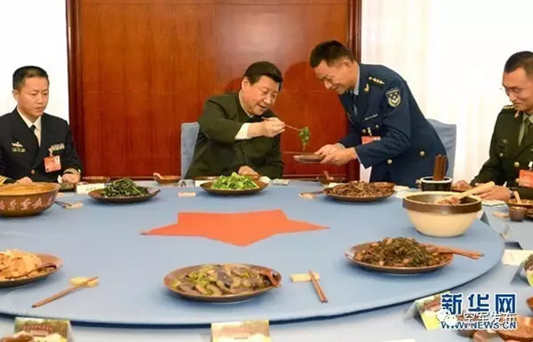 2014年10月31日,习主席专程来到福建省上杭县古田镇,出席正在这里召开的全军政治工作会议。这是习主席同基层会议代表共进午餐、吃“红军饭”,右二为余海龙。新华社记者 李刚 摄