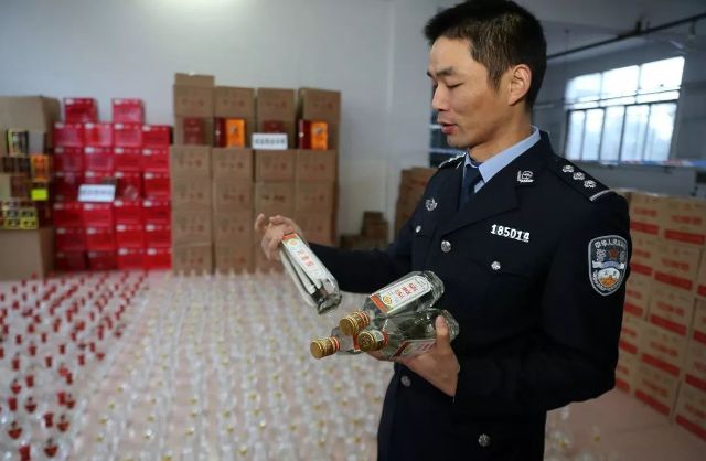 股票红黄蓝线代表什么