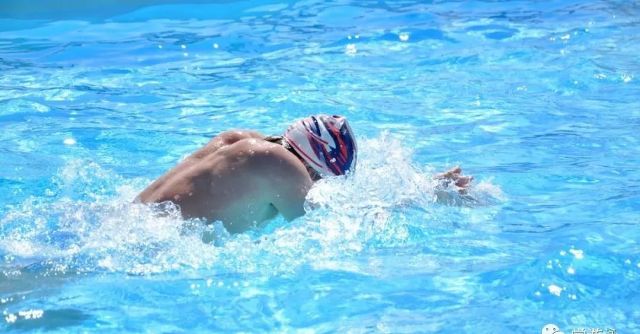 如果你不知道游泳教练的伤,请不要再说他泡在