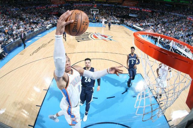 威斯布鲁克刷赛季三双不丢人 还记得24年前N