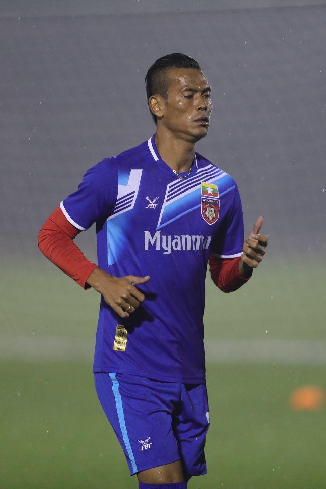 高清:缅甸队赛前备战 主教练门前独自思考战术