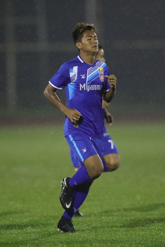 高清:缅甸队赛前备战 主教练门前独自思考战术