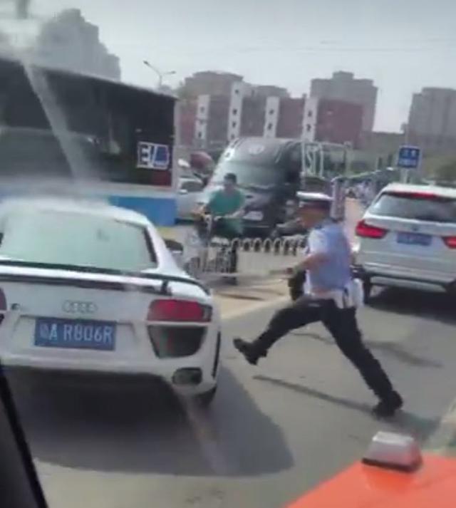 奥迪R8强行冲撞交警 北京朝阳大悦城上演现实
