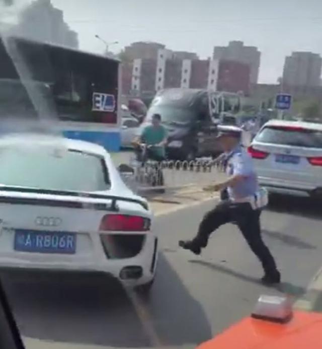 奥迪R8强行冲撞交警 北京朝阳大悦城上演现实