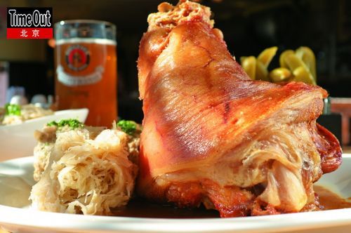 尝过德国菜的旁友都知道,在慕尼黑的餐桌上,肘子肉配酸菜那是大自然最