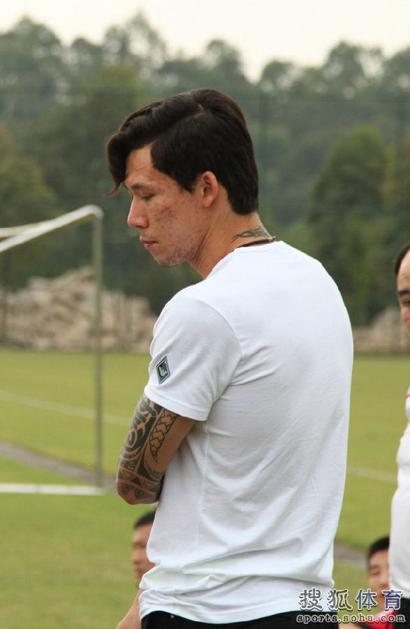    昨天张琳芃穿便装出现在了国足