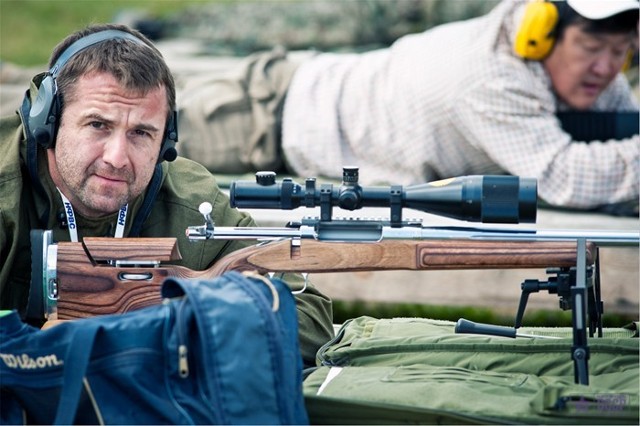 俄罗斯军迷野外举起大狙过把瘾(组图)