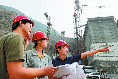 工程技术人员在河口村水库现场指导工程施工.