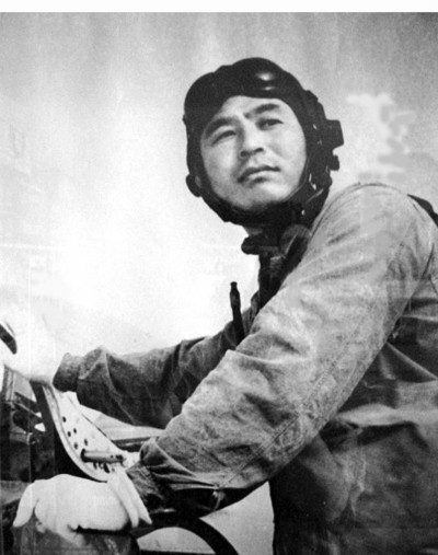 1952年分到空军17师51团担任战斗机飞行员,该师后改