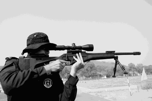 河南特警精英大比武 国产狙击步枪百米可打硬币(图)