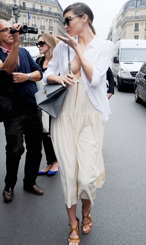 胸前真空送飞吻